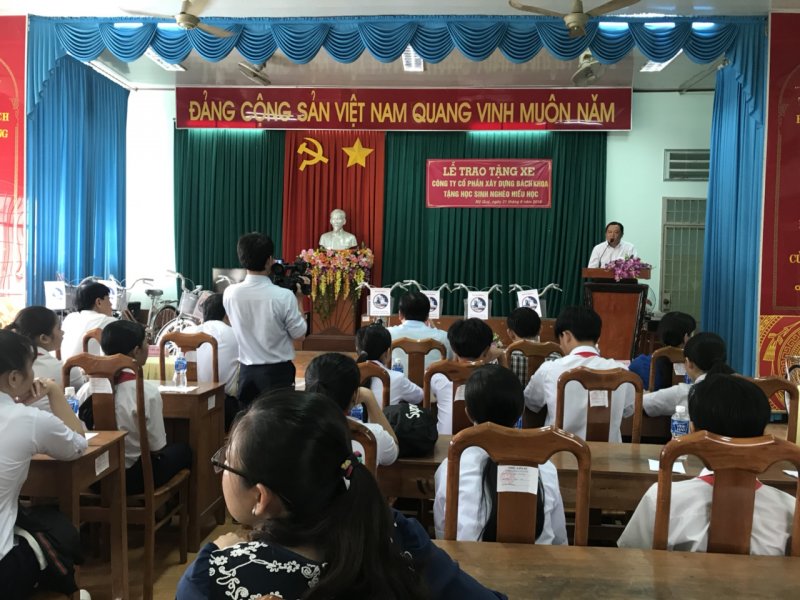buoi le trao tang xe cho hoc sinh ngheo hieu hoc 1