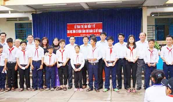tang 159 the bhyt cho cac em hoc sinh co hoan canh kho khan